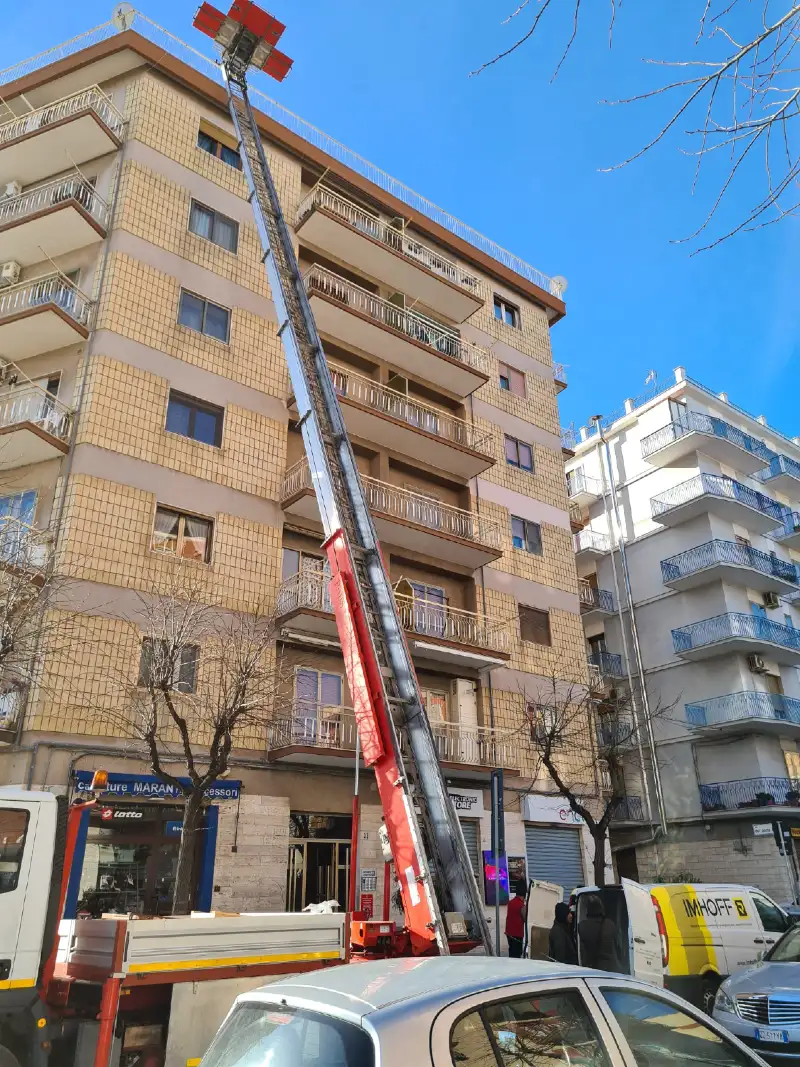 trasloco_con_autoscala_piani_alti_manfredonia_aprile_traslochi trasloco_con_autoscala_piani_alti_manfredonia_aprile_traslochi